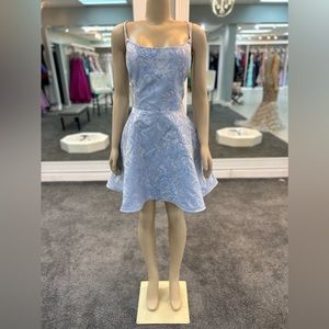 size 18. color periwinkle. floral pattern pockets. keyhole back